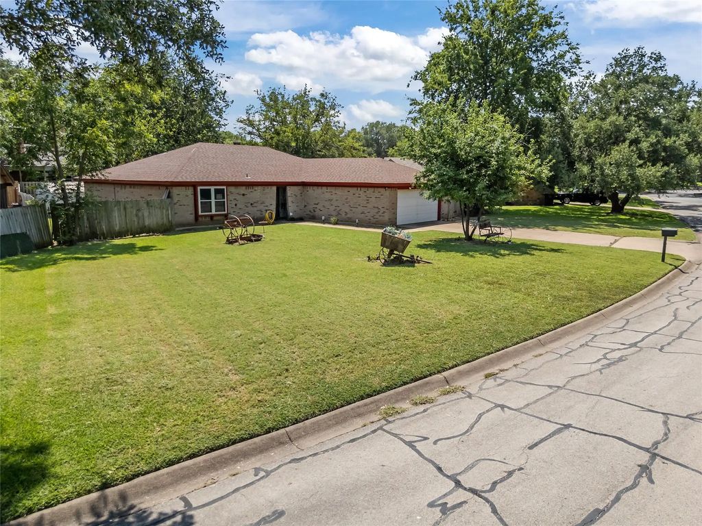 1002 Canton Road, Cleburne