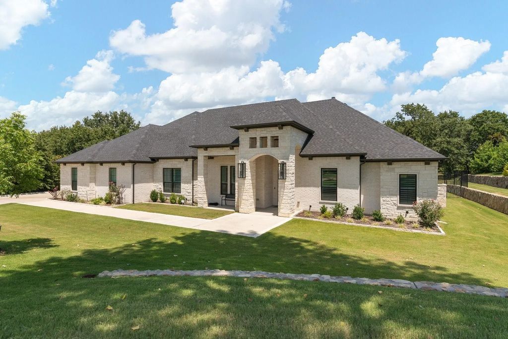 624 Bonnards Peak Road, Burleson