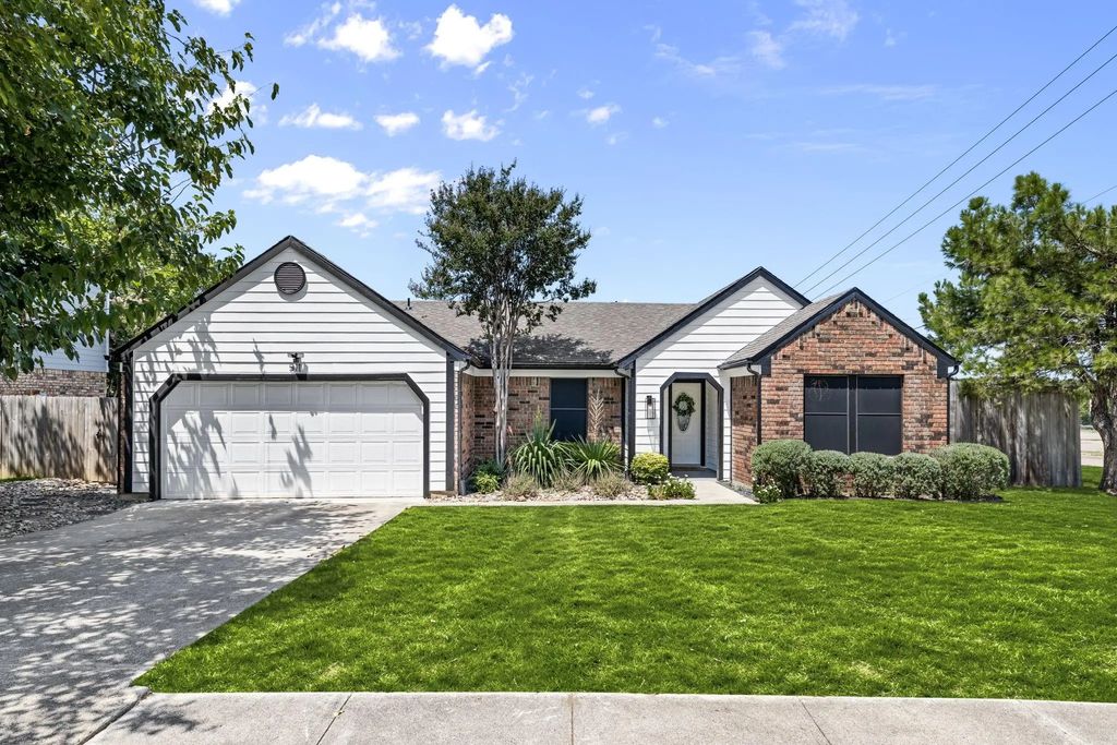 511 Sage Lane, Euless