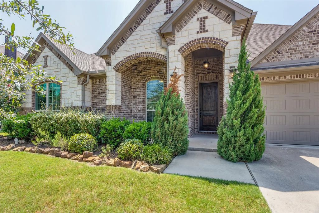 3920 Brookdale Road, Benbrook