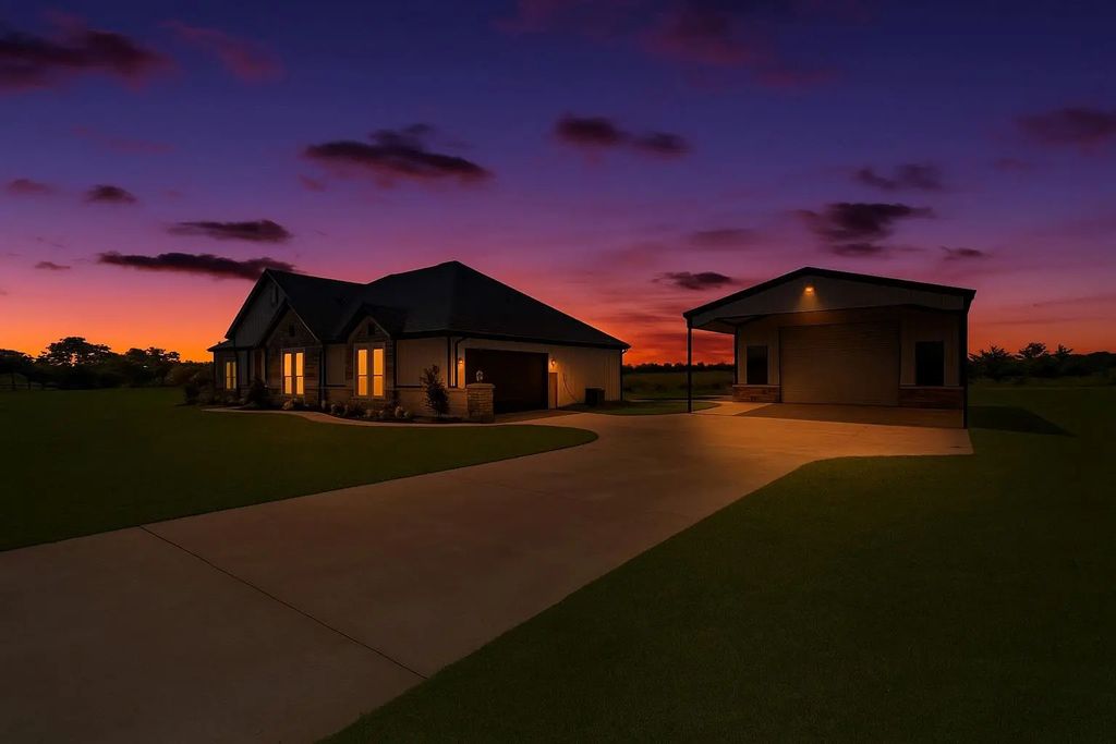 574 County Road 4833, Leonard