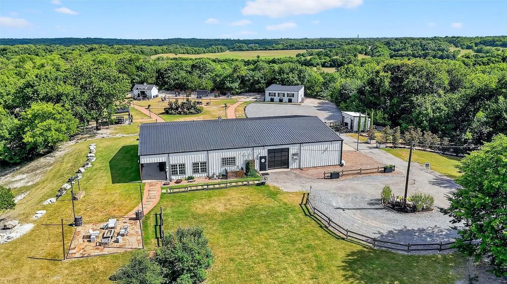5262 Fm 896, Leonard