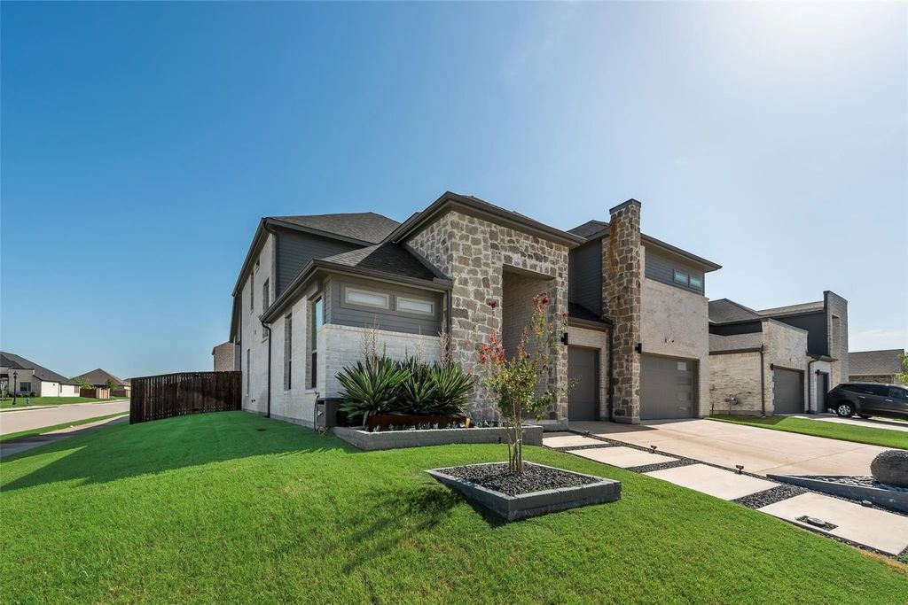 211 Coyote Creek Drive, Lavon
