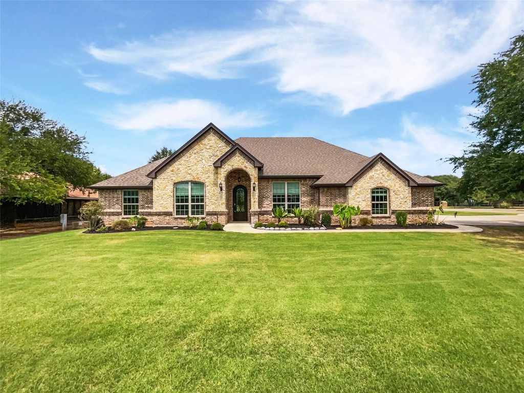 2214 Tree Top Court, Granbury