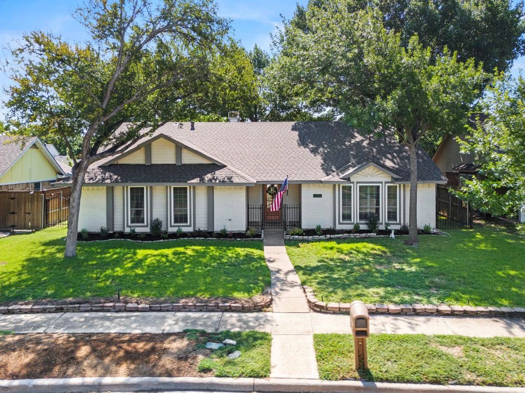 218 Creekside Lane, Coppell