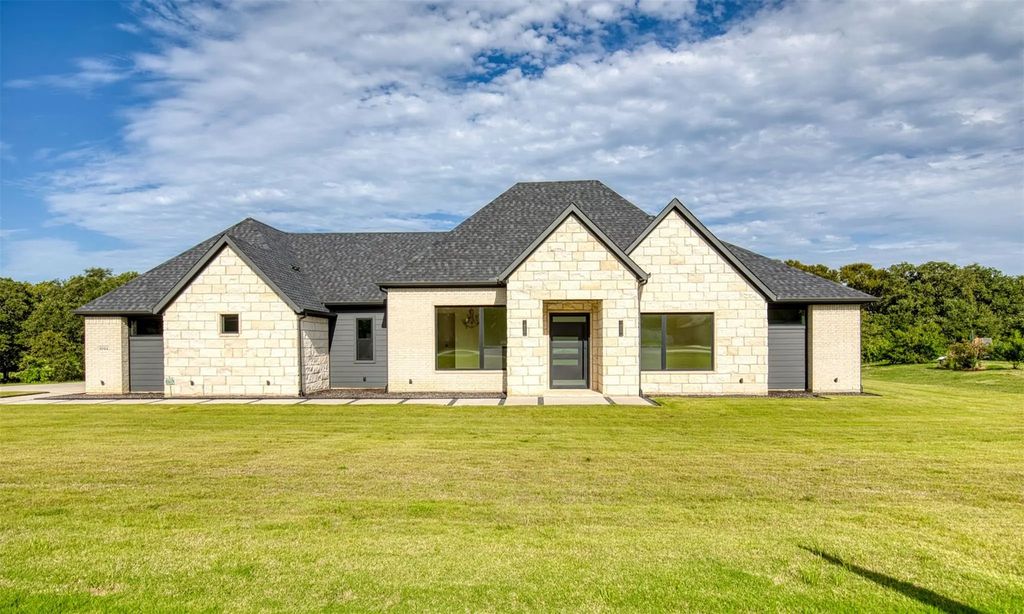 1044 Hidden Oaks Drive, Wills Point