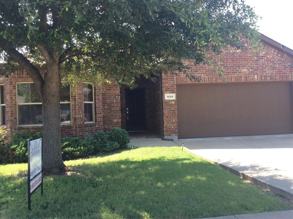 920 Iona Drive, Fort Worth