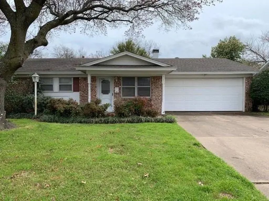 321 Lena Lane, Burleson