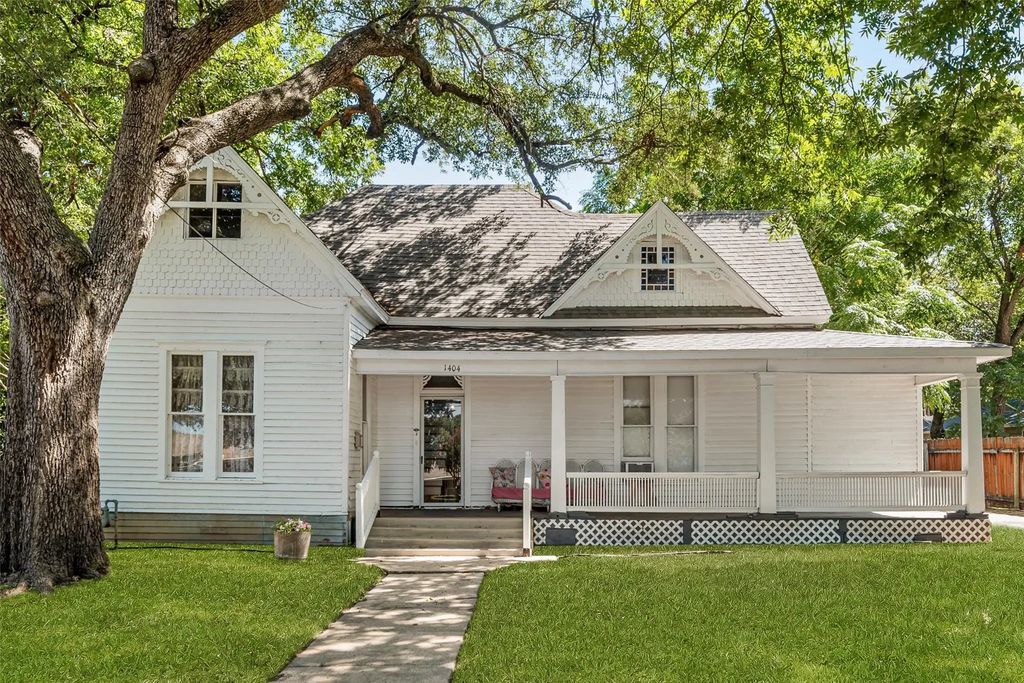 1404 W Main Street, Waxahachie