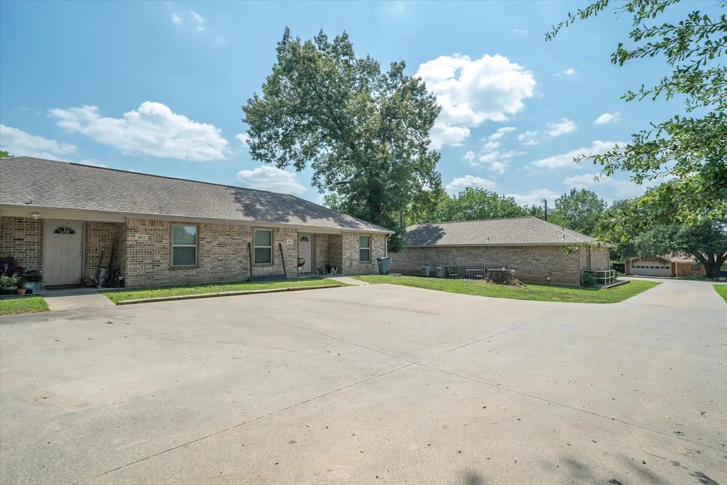 202 Chestnut Drive, Van
