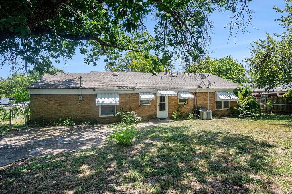 1813 Brook Hollow Drive, Fort Worth