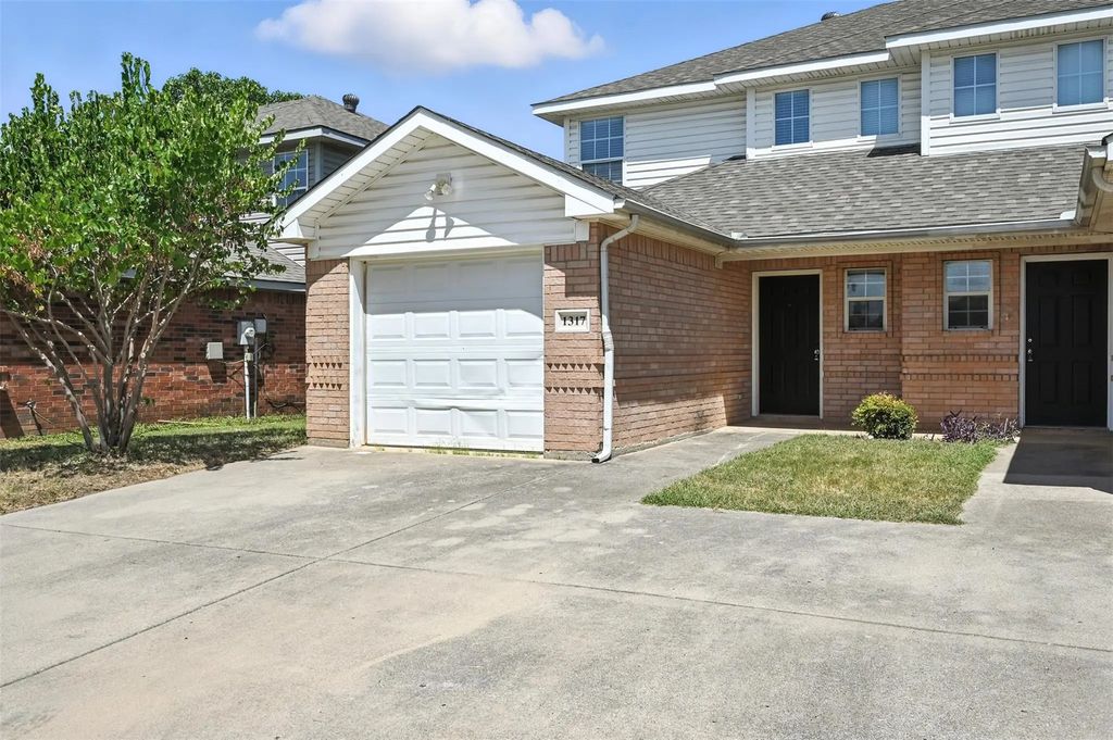 1317 Village Garden Drive, Azle