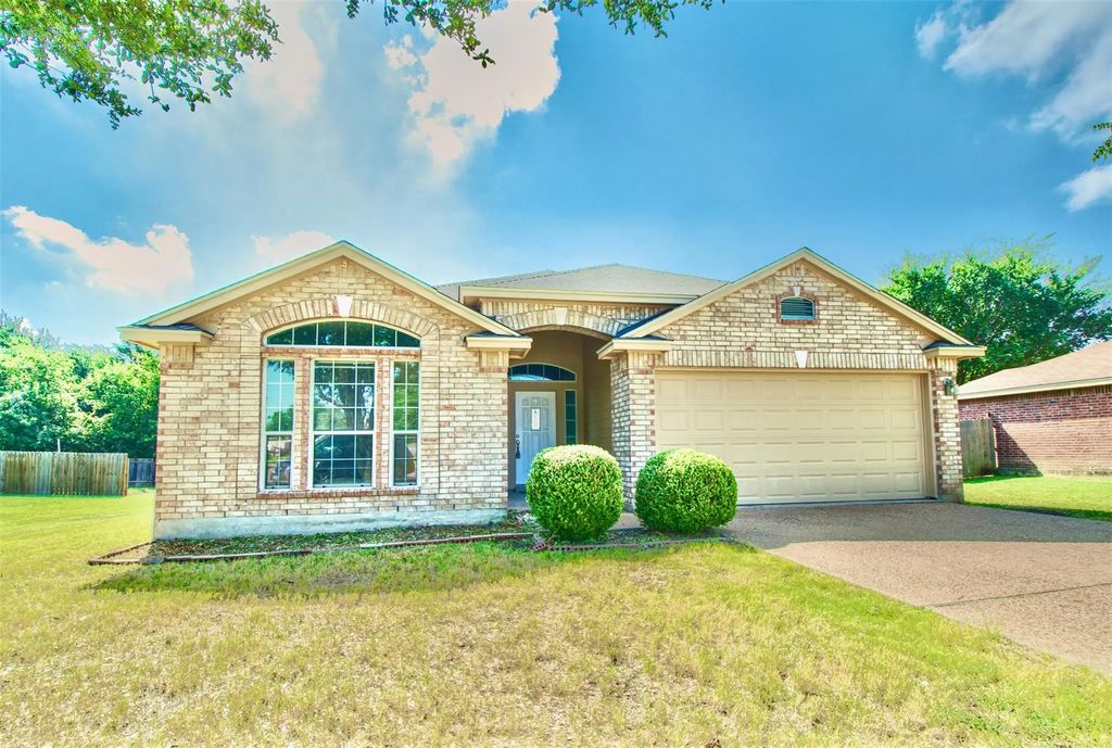 641 Pebble Creek Drive, Hewitt