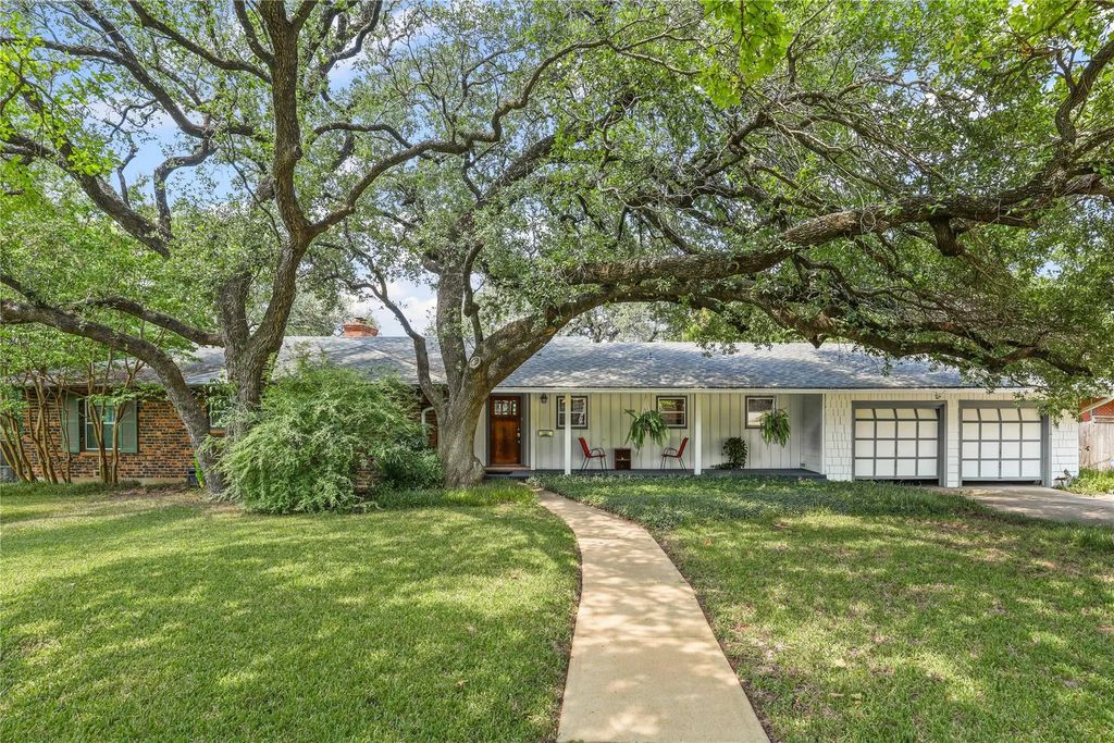 2015 W Lotus Avenue, Fort Worth