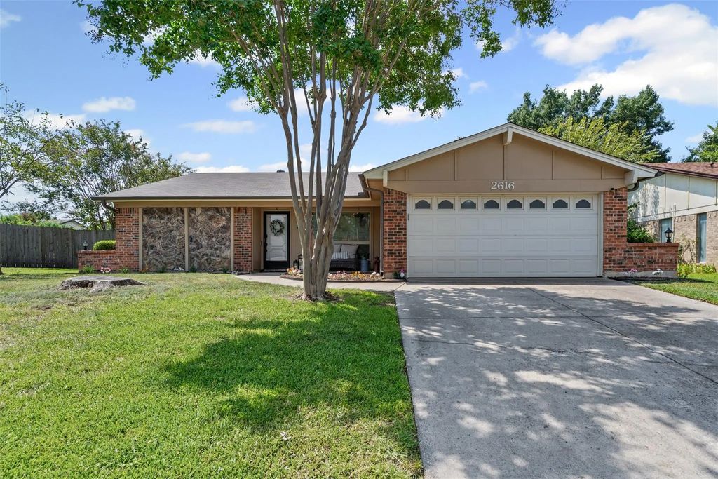 2616 Greenwood Court, Bedford