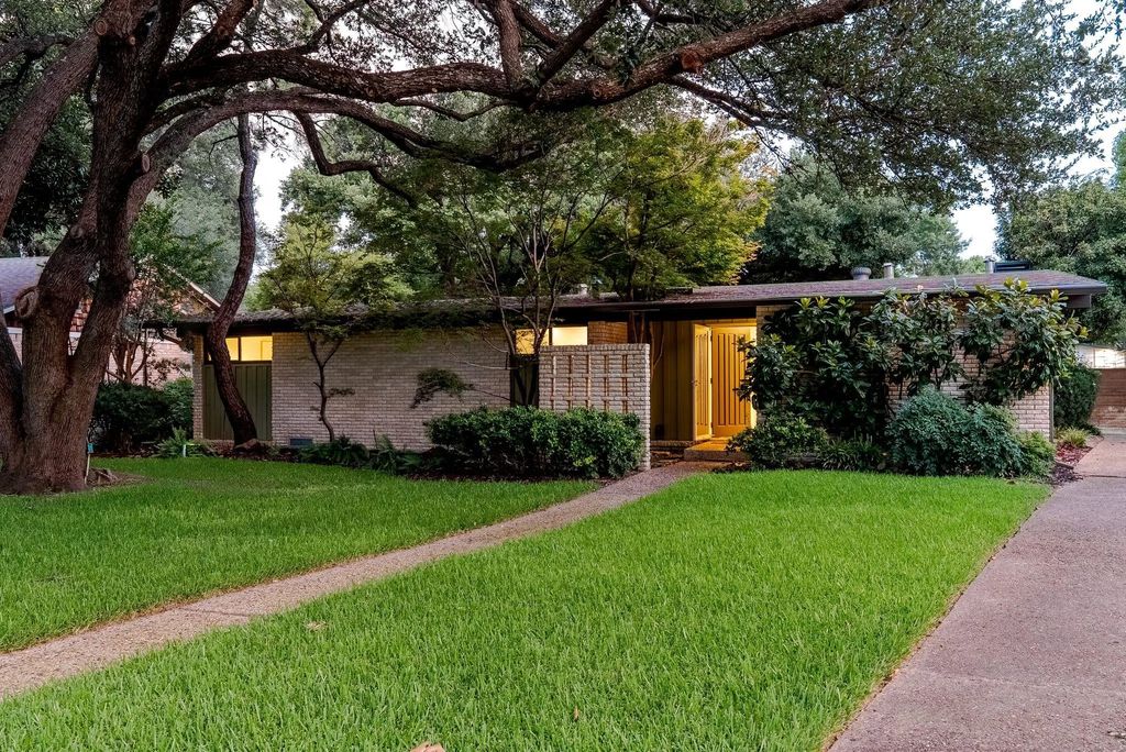 10226 Vinemont Street, Dallas