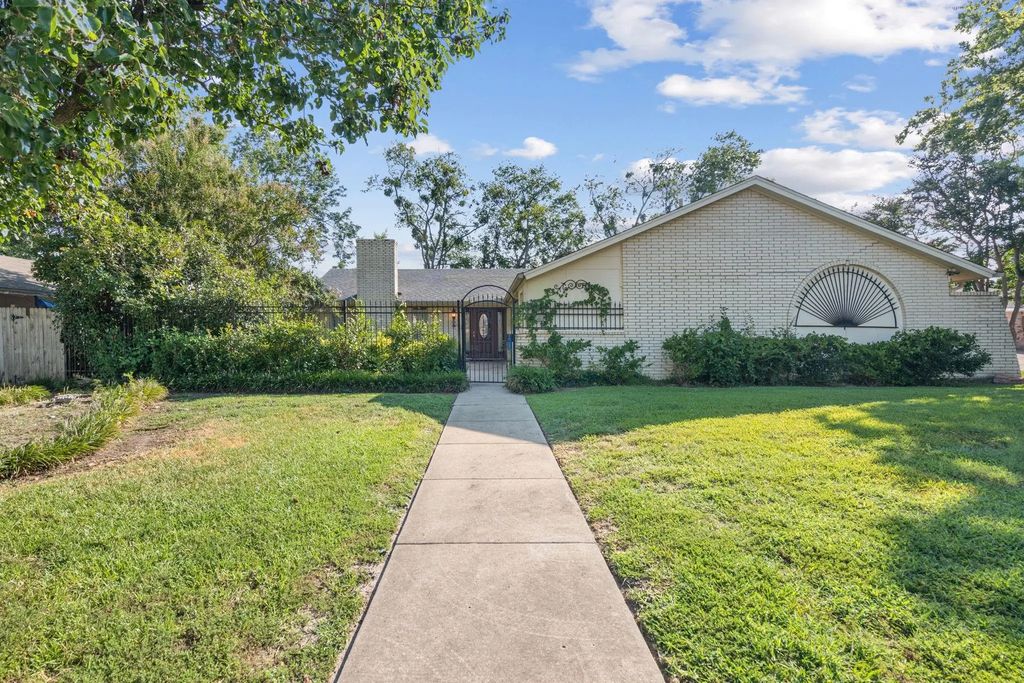 337 Town North Drive, Terrell