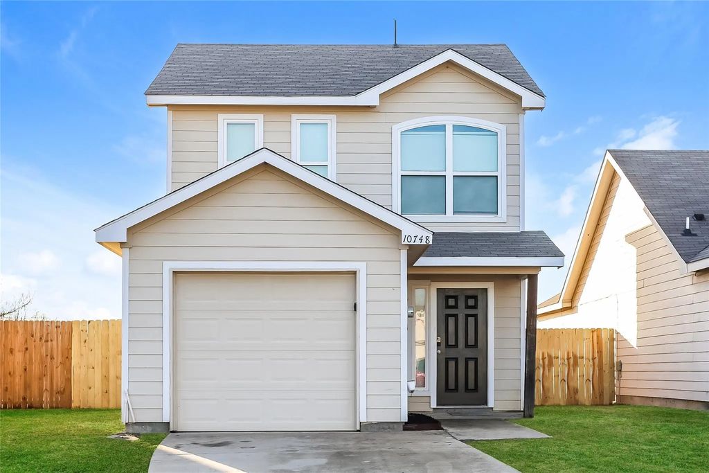 10748 Many Oaks Drive, Fort Worth