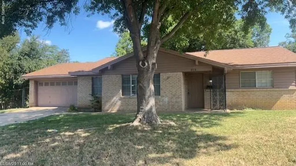 212 Hallbrook Drive, Fort Worth