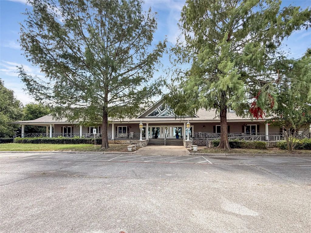 1100 Reba Macentire Lane, Denison