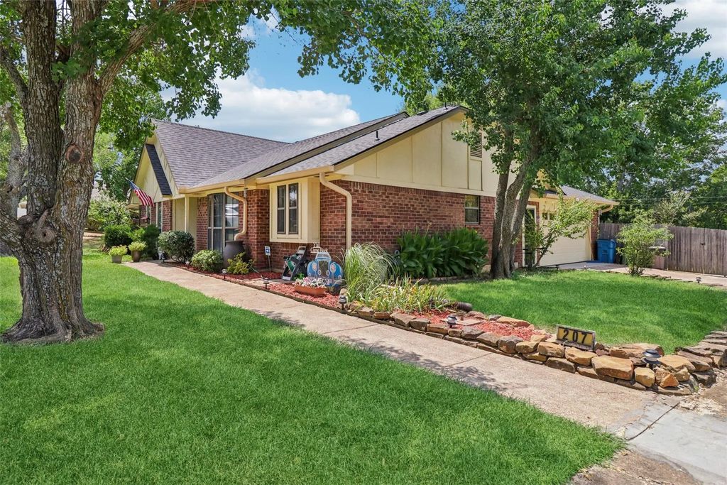 207 Stone Canyon Drive, Highland Village