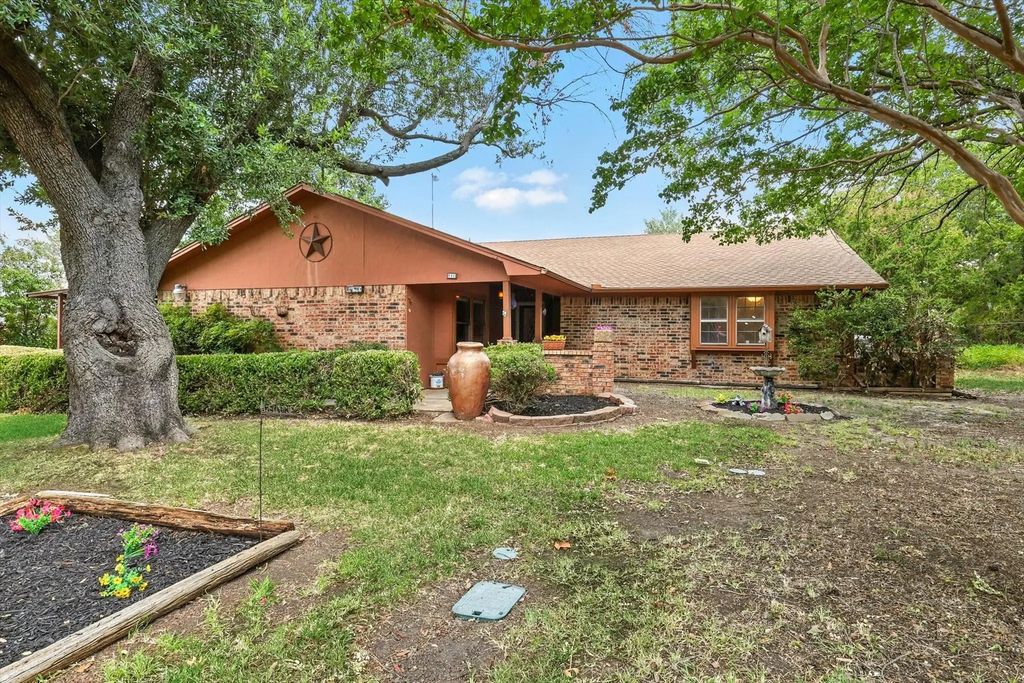 905 Clearview Street, Krum