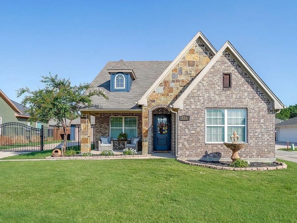 516 Heritage Trail, Burleson