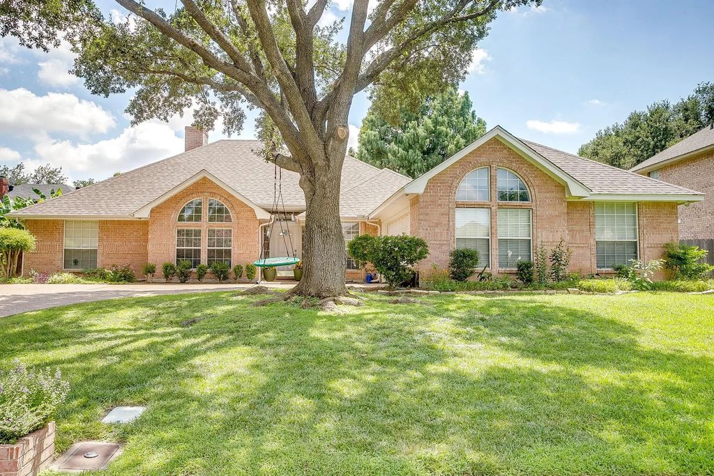 6705 Castle Creek Drive, Fort Worth
