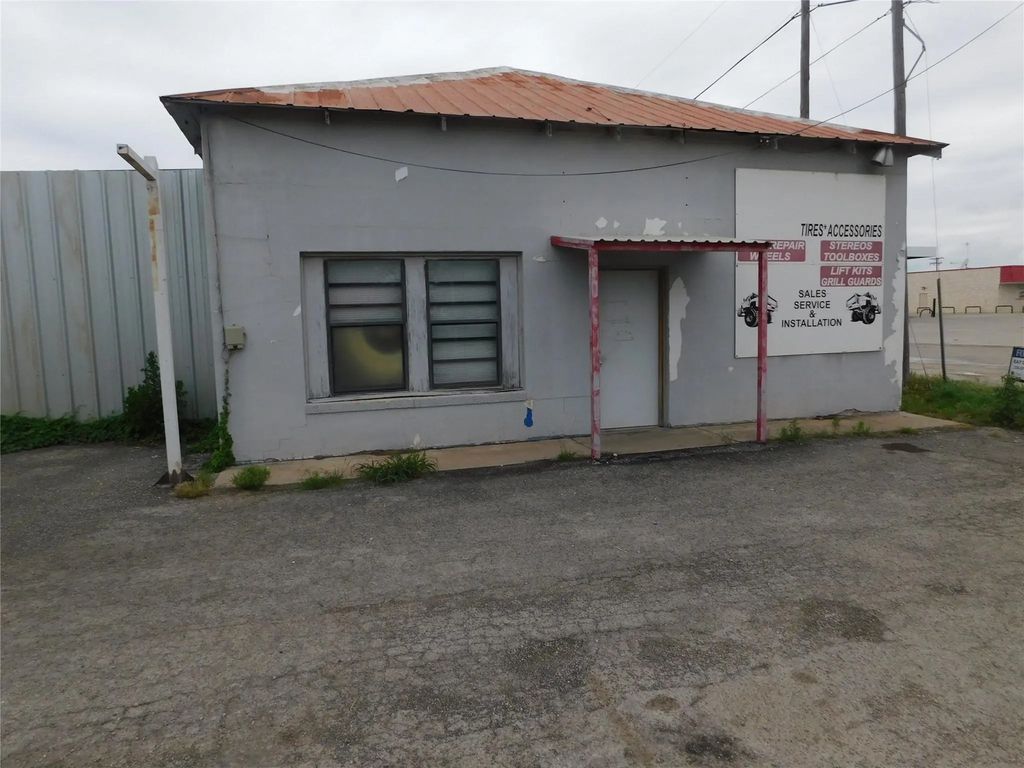 1417 N N Neches Street, Coleman