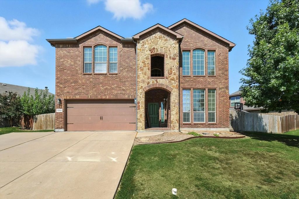 10861 Middleglen Road, Fort Worth