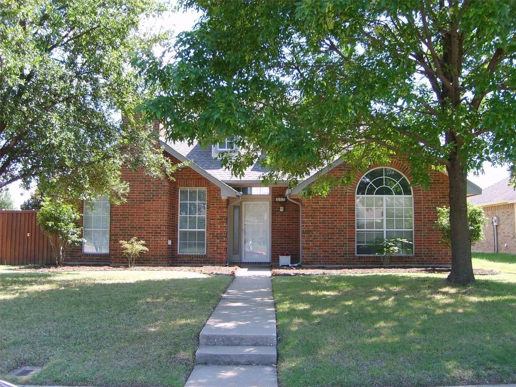 802 Red Oak Drive, Lewisville