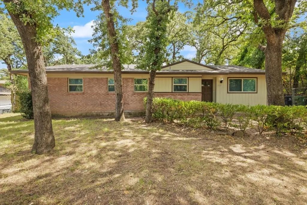 1900 Mimosa Drive, Arlington
