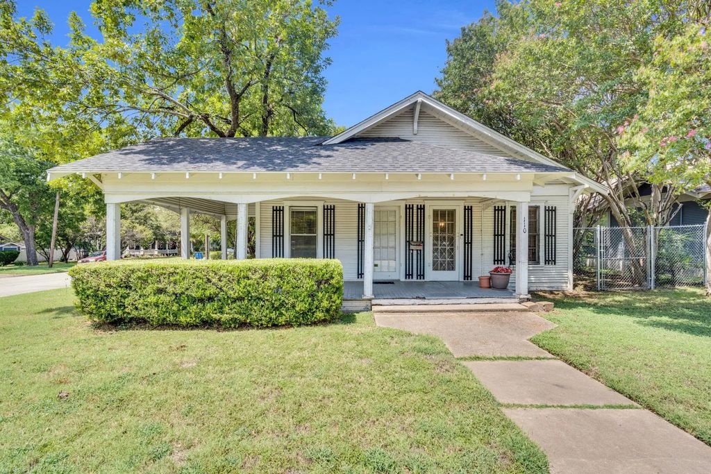 110 W Lampasas Street, Ennis