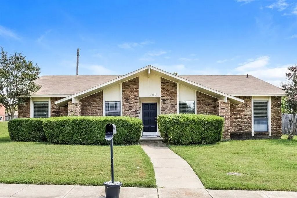 902 Live Oak Drive, DeSoto
