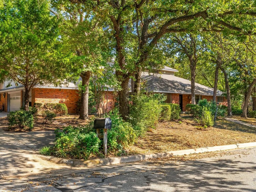 1004 Overhill Drive, Bedford