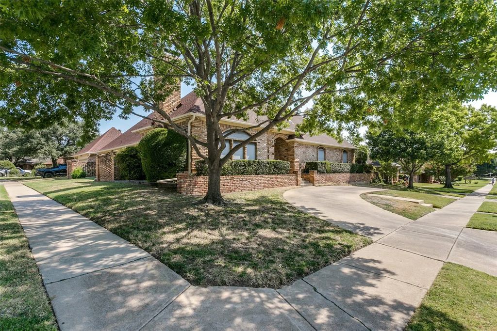 2420 Stonegate Drive N, Bedford