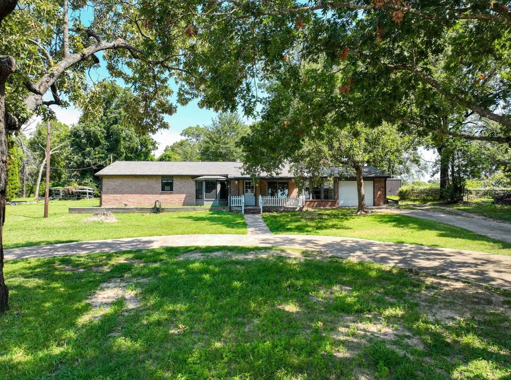 210 Lake Front Drive, Mabank