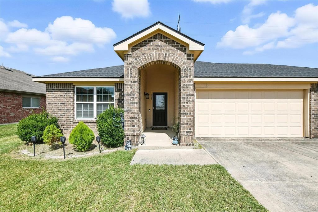 328 Broken Bow, Krum