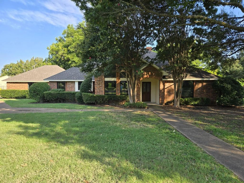 103 Carriage Drive, Waxahachie