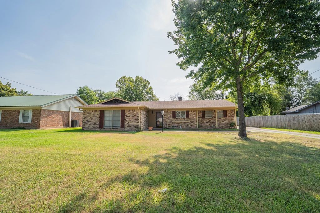 1104 Bowie Street, Sulphur Springs