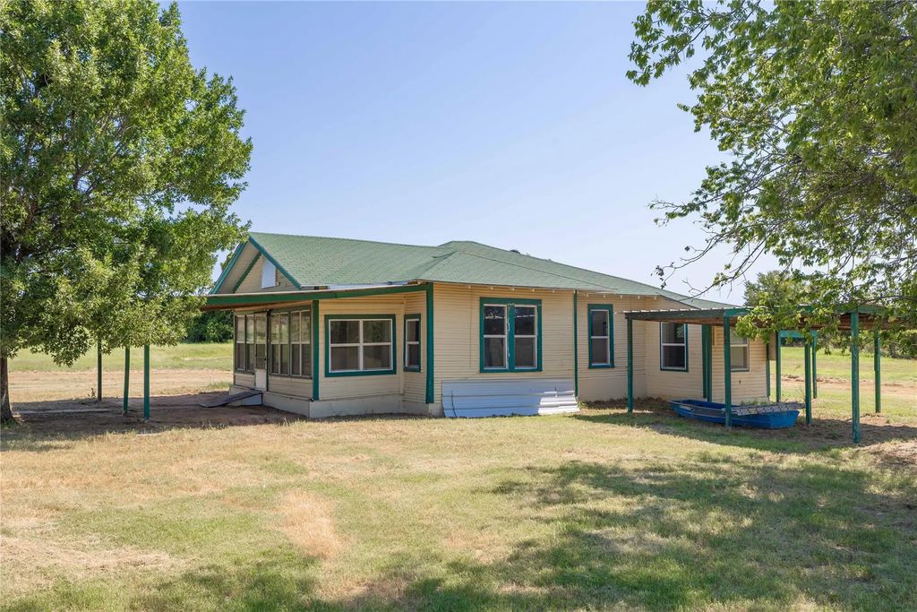 8401 Highway 16, De Leon