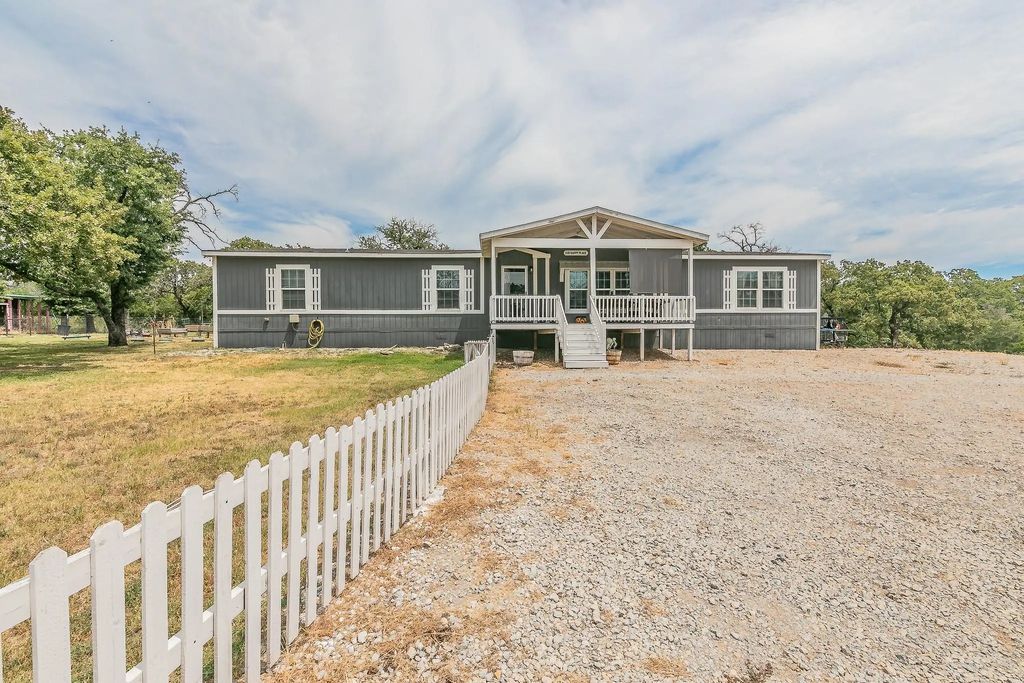 128 Deerskin Lane, Springtown
