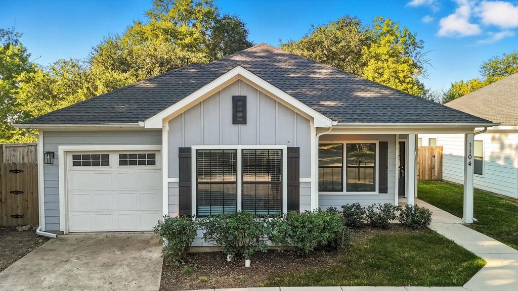 1104 E Jefferson Street, Waxahachie