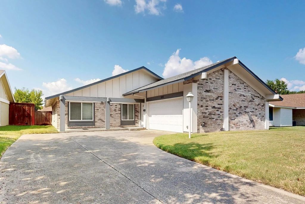 1813 Plantation Road, Garland