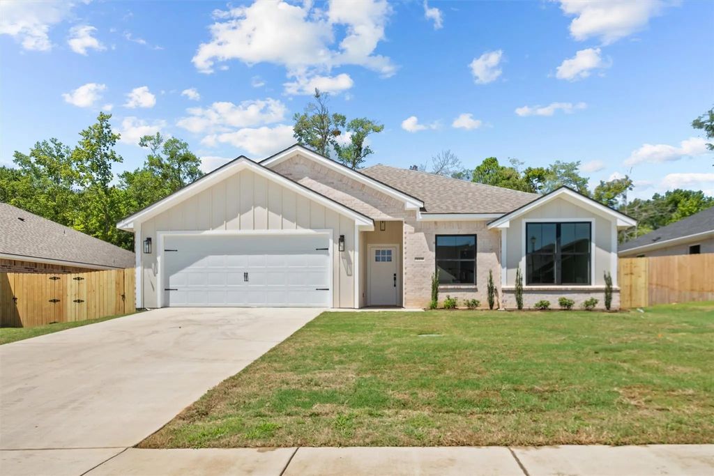 16310 Crossing Circle, Lindale
