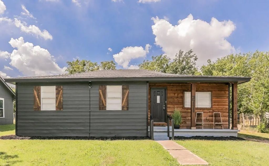 211 W Poplar Street, Celina