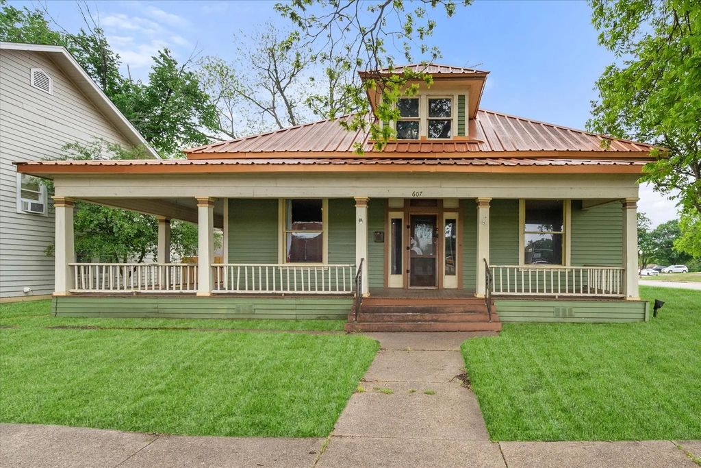 607 W Brown Street, Ennis