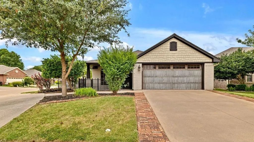 1010 Roberts Bend Court, Granbury