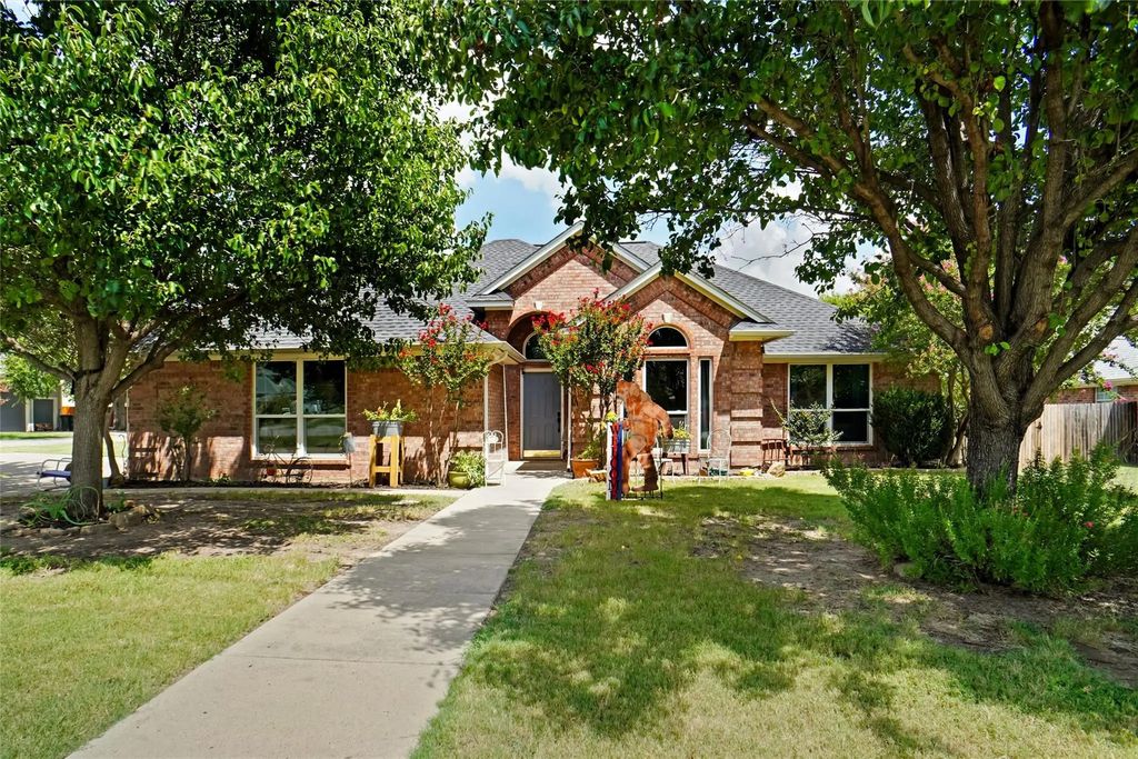 316 W 6th Street, Justin
