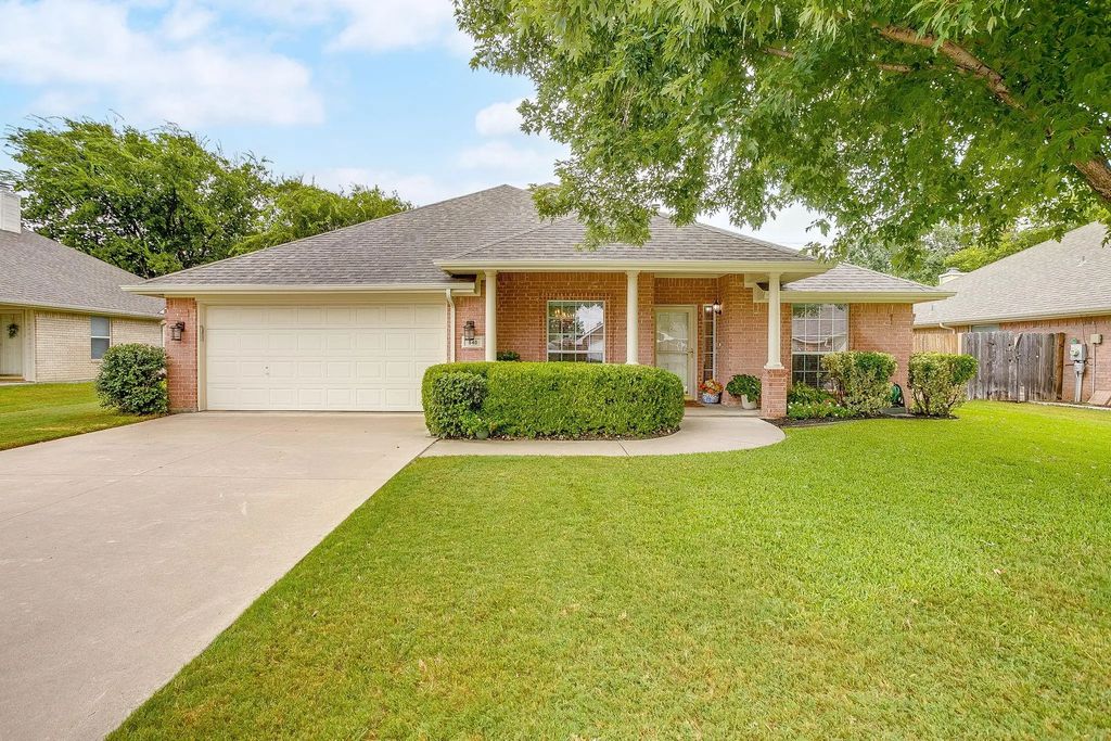 840 Heberle Drive, Burleson